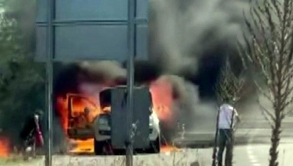 alev topuna dondu sakaryada yanan arac kullanilamaz hale geldi VuLw6heM