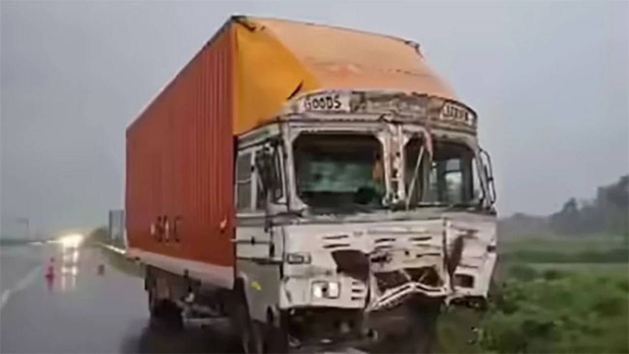 hindistanda traktorle kamyon carpisti 9 olu 42 yarali xsdJNNEQ