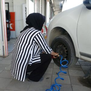 kadinlar yapamaz diyenlere inat 24 yildir lastik tamiri yapiyor QV4uGsaZ
