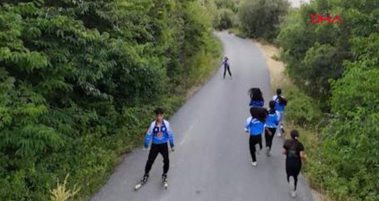 kayakli kosu takimi sporculari 40 derecede asfalt yolda calisiyor W2kQUv5e