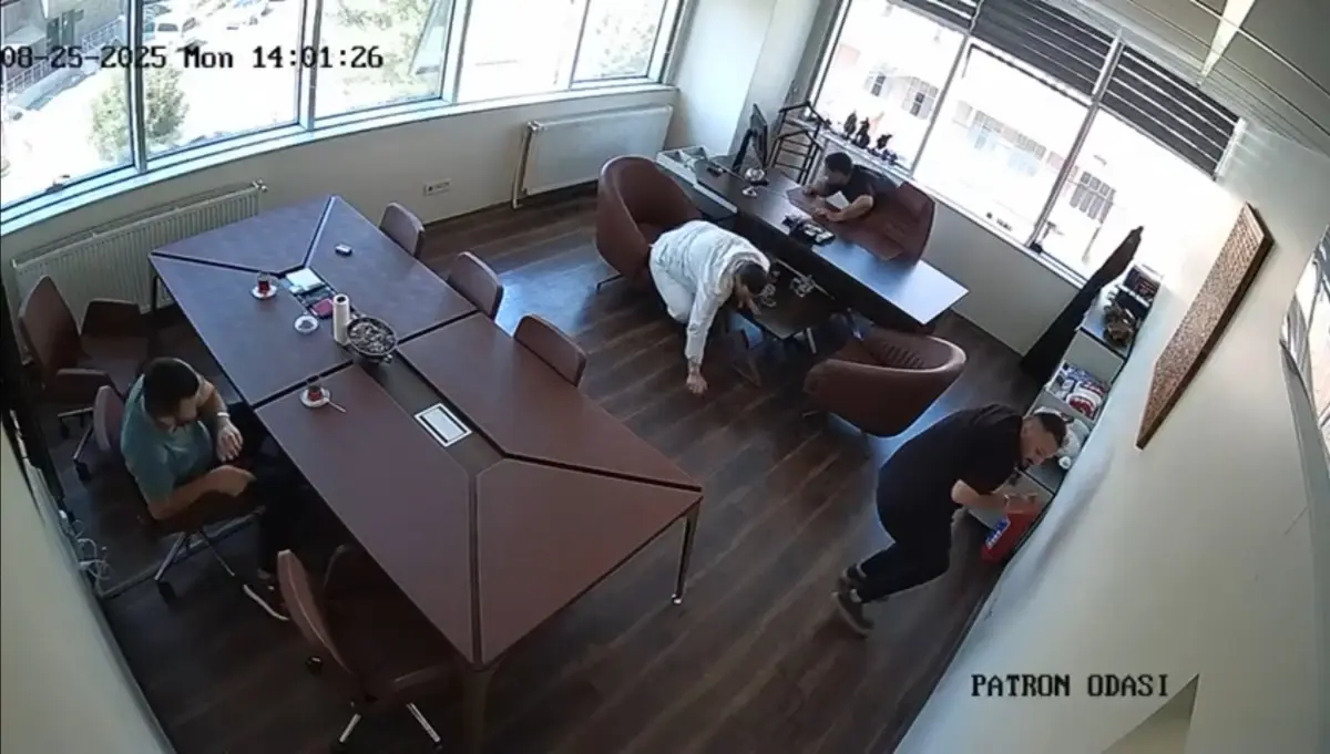 patron odasina silahli saldiri yere yatarak olumden kurtuldular aAIIBOK5