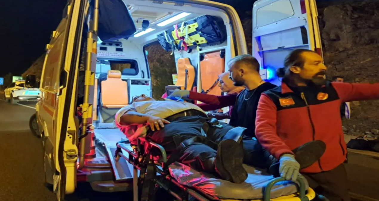 havalimanina giden otobus devrildi 5 kisi yaralandi KJWDz9Hh