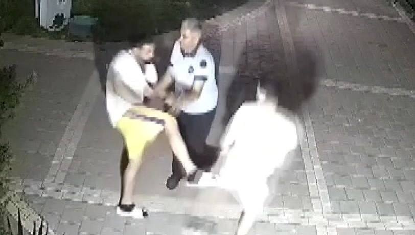 ogluyla kavga eden 13 yasindaki cocugu dovdu 9JC1t9G4