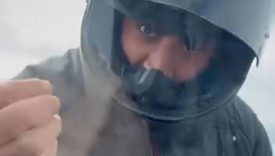 yol verme tartismasinda kadin avukatin aracini yumrukladi qsLAvs11