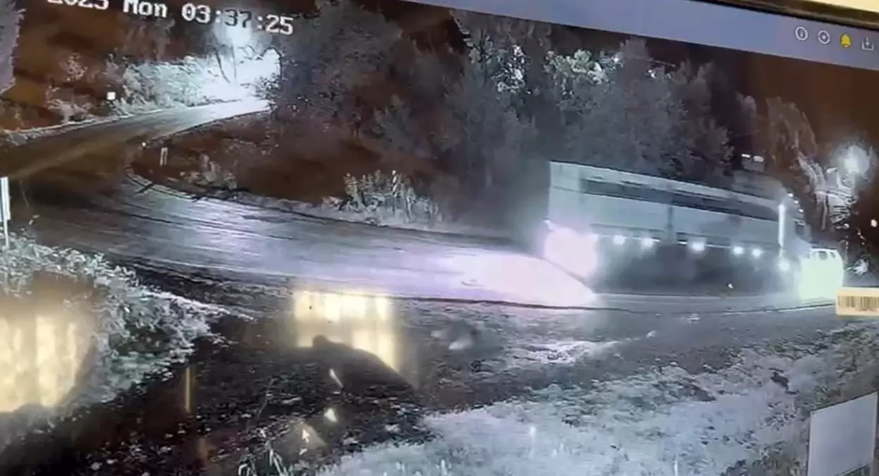 tokatta kamyon ile otomobil carpisti yaralilar var iWtrg2T9.jpg