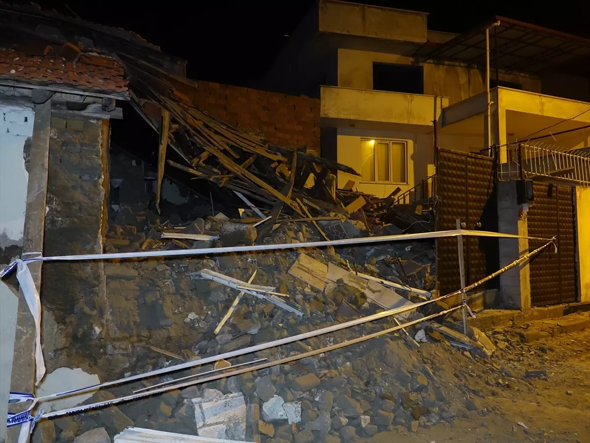 Edremit’te Metruk Bina Çöktü