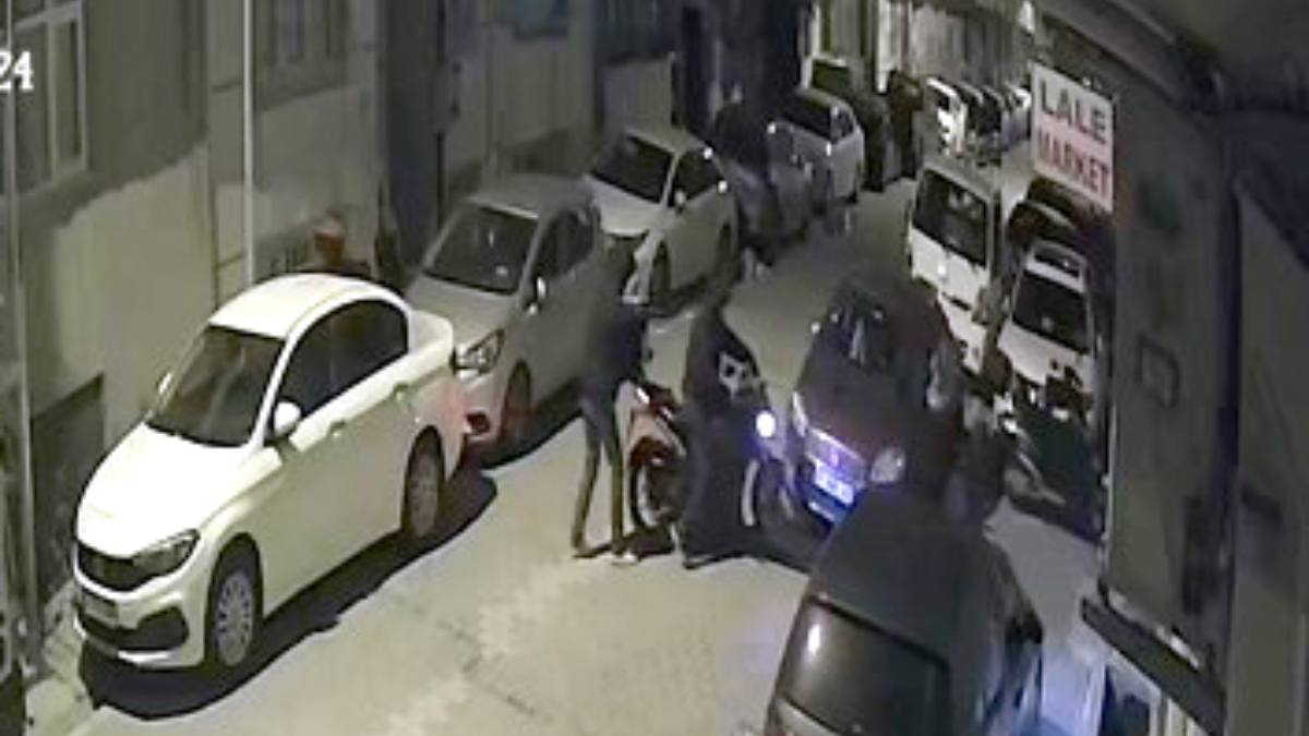 istanbulda kontrol ettikleri bisikleti saniyeler icinde caldilar diiM2vue.jpg