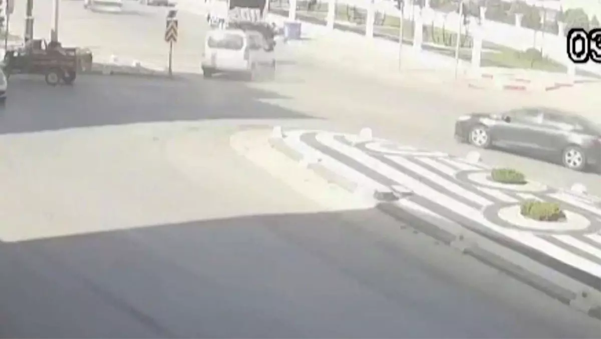 karamanda trafik kazasi motosiklet surucusu olumden dondu zyFnDkeG.jpg