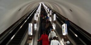 35-katli-bina-derinliginde-metroya-binmek-icin-dakikalarca-inis-yapiyorlar-Cf1lz6AI