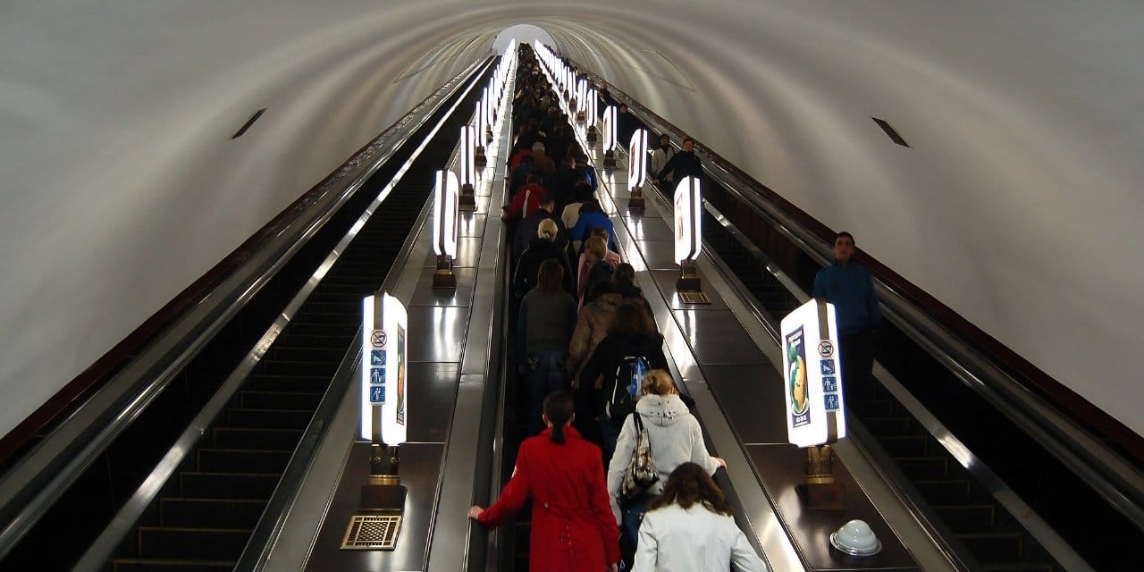 35 Katlı Bina Derinliğinde: Metroya Ulaşmak İçin Uzun Bir Yolculuk