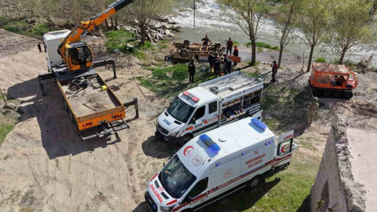 gorenler-gercek-sandi-dev-kayalarin-golgesinde-olaganustu-hareketlilik-YIAiJ2JT