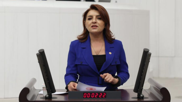 chpli-kis-asgari-ucretli-maasi-almadan-borcunu-dusunuyor-hmYAsRkm