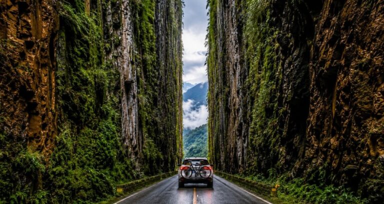 devasa-kayalari-yillarca-elle-oyup-icinden-yol-gecirdiler-yEXfqpbO