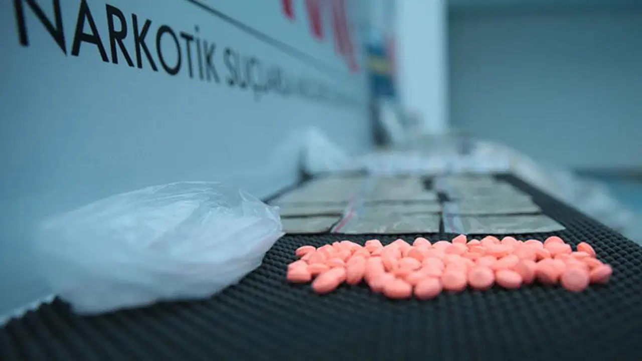istanbulda-3-ilcede-uyusturucu-operasyonu-1-tona-yakin-hap-ele-gecirildi-WpmtV1lf