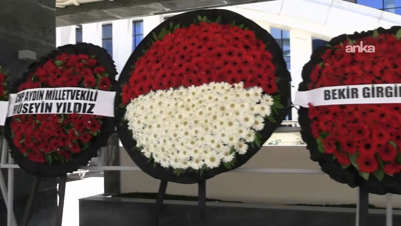 Kılıçdaroğlu’nun katıldığı cenazede Özgür Özel’in ismi çelenkten kaldırıldı